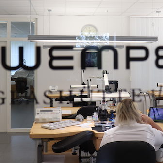 Wempe bildet in Glashütte seine Uhrmacher aus. Wempe bildet in Glashütte seine Uhrmacher aus.