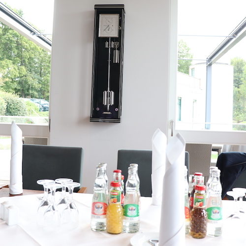 Der eingedeckte Mittagstisch bei Wempe Glashütte. Der eingedeckte Mittagstisch bei Wempe Glashütte.