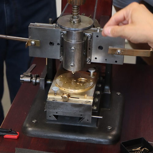 Die Platine der Wempe-Pendeluhr wird perliert. Die Platine der Wempe-Pendeluhr wird perliert.