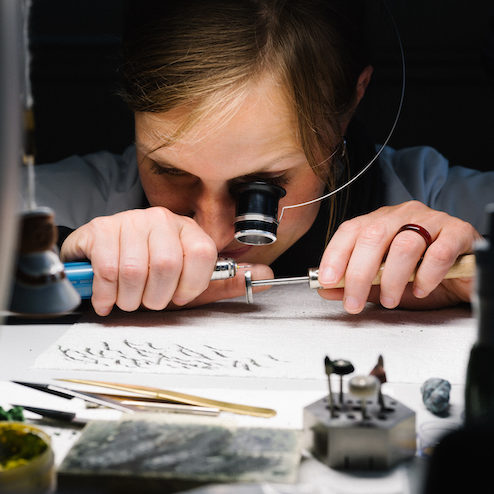 Das Anglieren der Kanten findet in der Finissage statt. Das Anglieren der Kanten findet in der Finissage statt.