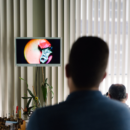 Die Handgravur lässt sich live auf dem Bildschirm mitverfolgen. Die Handgravur lässt sich live auf dem Bildschirm mitverfolgen.