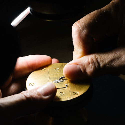 Die Gravur des Unruhklobens erfolgt traditionell von Hand. Die Gravur des Unruhklobens erfolgt traditionell von Hand.