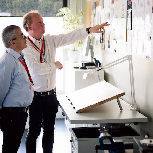 Uhrenexperte und Reiseleiter Tom Wanka mit Leser vor den Entwürfen der Gravuren. Uhrenexperte und Reiseleiter Tom Wanka mit Leser vor den Entwürfen der Gravuren.