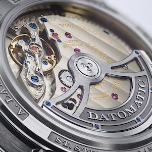 Der skelettierte Rotor lässt den Blick frei auf das von Hand finissierte Uhrwerk. Der skelettierte Rotor lässt den Blick frei auf das von Hand finissierte Uhrwerk.