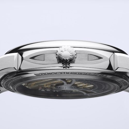 Die speziell abgedichteten Drücker zur Korrektur von Datum und Wochentag befinden sich bei zwei und vier Uhr und sind keilförmig gestaltet. Die speziell abgedichteten Drücker zur Korrektur von Datum und Wochentag befinden sich bei zwei und vier Uhr und sind keilförmig gestaltet.