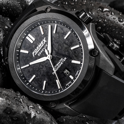 Die aufgesetzten Indizes und facettierten Stunden- und Minutenzeiger  der Essence Leggera von Formex sind mit Leuchtmasse versehen. Die aufgesetzten Indizes und facettierten Stunden- und Minutenzeiger der Essence Leggera von Formex sind mit Leuchtmasse versehen.