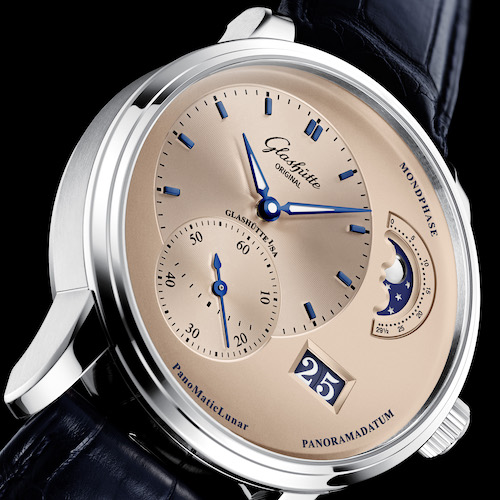 Blaue Zeiger, Indizes, Mondphase und Panoramadatum kontrastieren mit dem Zifferblatt. Blaue Zeiger, Indizes, Mondphase und Panoramadatum kontrastieren mit dem Zifferblatt.