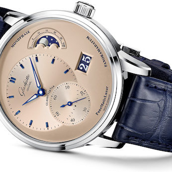 Die Panomatic Lunar von Glashütte Original wird mit einem blauen Alligatorlederband geliefert. Die Panomatic Lunar von Glashütte Original wird mit einem blauen Alligatorlederband geliefert.