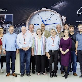 Gruppenbild im Foyer von Glashütte Original. Gruppenbild im Foyer von Glashütte Original.