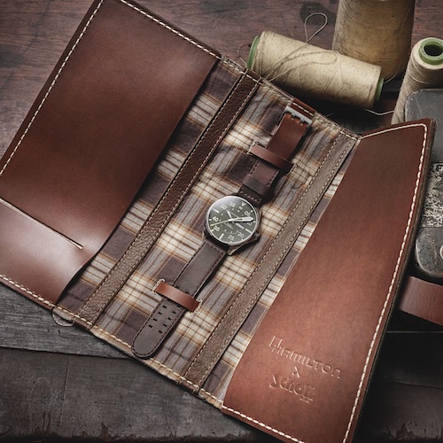 Jede Uhr wird mit einer eigens mit der Hand gefertigten Lederbox geliefert. Jede Uhr wird mit einer eigens mit der Hand gefertigten Lederbox geliefert.