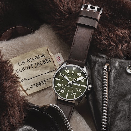 Schott NYC ist vor allem für seine Fliegerjacken mit Reißverschluss bekannt. Schott NYC ist vor allem für seine Fliegerjacken mit Reißverschluss bekannt.