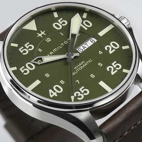 Das khakifarbene Zifferblatt ist mit Leuchtzeigern und -indizes versehen. Das khakifarbene Zifferblatt ist mit Leuchtzeigern und -indizes versehen.