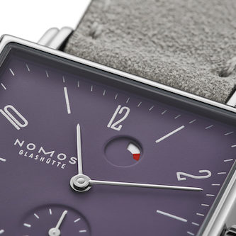 Die Gangreserveanzeige befindet sich zwischen zwölf und ein Uhr. Die Gangreserveanzeige befindet sich zwischen zwölf und ein Uhr.