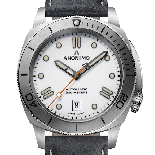 Die Nautilo 42 mm von Anonimo mit weißem Zifferblatt und Edelstahlünette am Kalbslederband. <em>2.190 Euro.</em> Die Nautilo 42 mm von Anonimo mit weißem Zifferblatt und Edelstahlünette am Kalbslederband. 2.190 Euro.