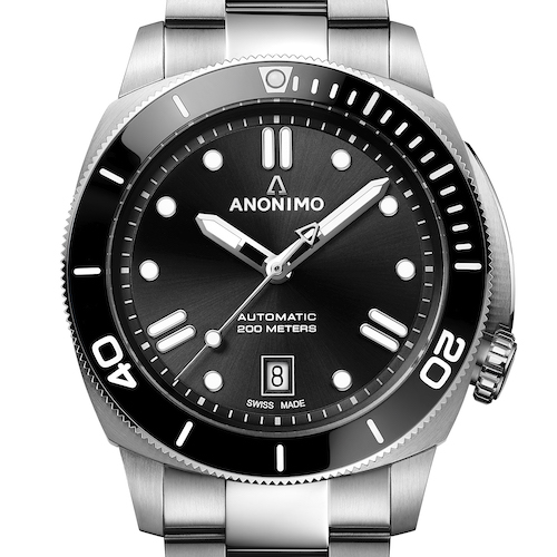 Die Nautilo 42 mm von Anonimo mit anthrazitfarbenem Zifferblatt mit Sonnenschliff und Edelstahlband. <em>2.470 Euro.</em> Die Nautilo 42 mm von Anonimo mit anthrazitfarbenem Zifferblatt mit Sonnenschliff und Edelstahlband. 2.470 Euro.