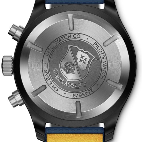 Ein Weicheiseninnenkäfig schützt das Chronographenkaliber vor magnetischen Einflüssen. Den Stahlboden ziert das Wappen der »Blue Angels«. Ein Weicheiseninnenkäfig schützt das Chronographenkaliber vor magnetischen Einflüssen. Den Stahlboden ziert das Wappen der »Blue Angels«.