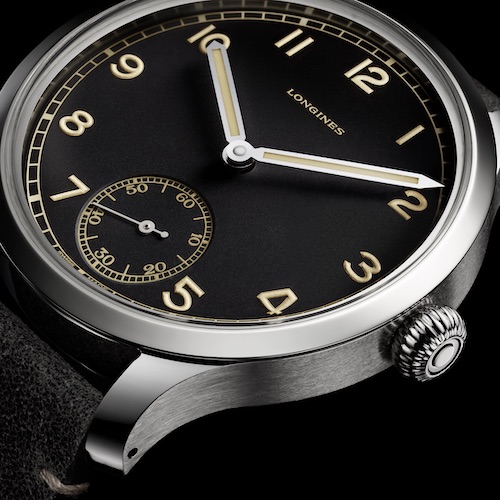 Das mattschwarze Zifferblatt der Longines Heritage Military 1938 besitzt arabische Ziffern mit Leuchtfarbe. Das mattschwarze Zifferblatt der Longines Heritage Military 1938 besitzt arabische Ziffern mit Leuchtfarbe.