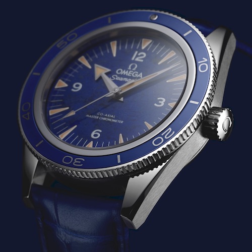 Die Zeiger und Indizes der Seamaster 300 sind mit Leuchtfarbe in Vintage-Optik befüllt. Die Zeiger und Indizes der Seamaster 300 sind mit Leuchtfarbe in Vintage-Optik befüllt.