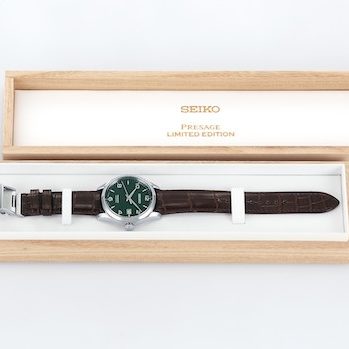 Die Seiko Presage Immergrün wird an einem Krokodillederarmband mit Faltschließe geliefert. Die Seiko Presage Immergrün wird an einem Krokodillederarmband mit Faltschließe geliefert.