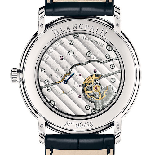 Die Anzeige der Gangreserve von vier Tagen ist durch den Saphirglasboden sichtbar. Die Anzeige der Gangreserve von vier Tagen ist durch den Saphirglasboden sichtbar.