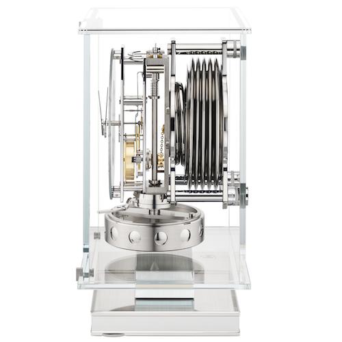 Das Kaliber 563 verwandelt ein Grad Temperaturabweichung in zwei Tage Gangreserve. Das Kaliber 563 verwandelt ein Grad Temperaturabweichung in zwei Tage Gangreserve.