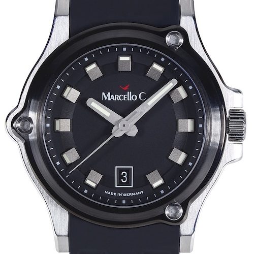 Die Marine von Marcello C ist mit schwarzer Lünette in PVD oder vergoldeter Lünette erhältlich. Die Marine von Marcello C ist mit schwarzer Lünette in PVD oder vergoldeter Lünette erhältlich.