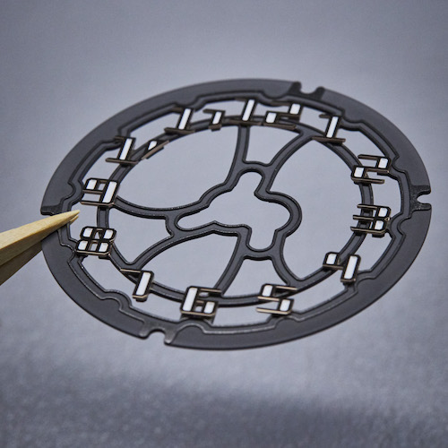 Die skelettierte Platine besteht aus Grade-5-Titan und ist schwarz PVD-Beschichtet. Die skelettierte Platine besteht aus Grade-5-Titan und ist schwarz PVD-Beschichtet.