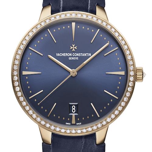 Das mitternachtsblaue Zifferblatt mit Sonnenschliff besitzt eine Datumsanzeige bei sechs Uhr. Das mitternachtsblaue Zifferblatt mit Sonnenschliff besitzt eine Datumsanzeige bei sechs Uhr.