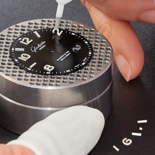 Die Stundenindizes der SeaQ Panoramadatum von Glashütte Original werden von Hand gesetzt. Die Stundenindizes der SeaQ Panoramadatum von Glashütte Original werden von Hand gesetzt.