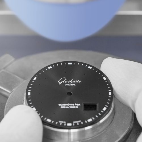 Der Schriftzug Glashütte Original wird im Tampondruck aufgebracht. Der Schriftzug Glashütte Original wird im Tampondruck aufgebracht.