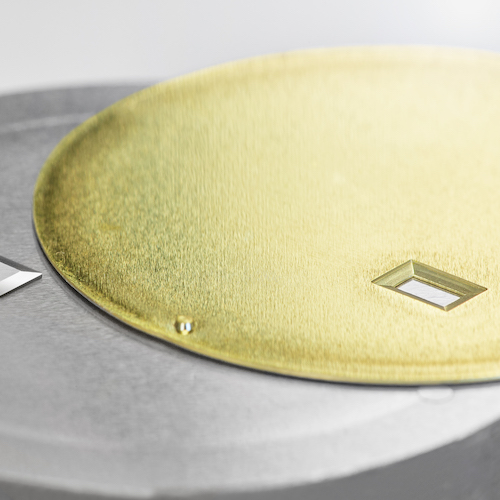 Der Ausschnitt für das Panoramadatum der SeaQ ist ausgestanzt. Der Ausschnitt für das Panoramadatum der SeaQ ist ausgestanzt.