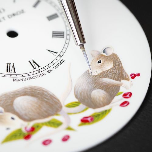 Das weiße Zifferblatt wird mit Emaille-Bildern der glücksbringenden Ratte verziert. Das weiße Zifferblatt wird mit Emaille-Bildern der glücksbringenden Ratte verziert.