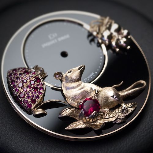 Die Ratte hält einen Granatapfel in den Pfoten, ein Symbol für Fruchtbarkeit. Die Ratte hält einen Granatapfel in den Pfoten, ein Symbol für Fruchtbarkeit.