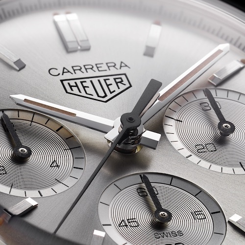Das silbern gebürstete Zifferblatt mit dem historischen Heuer-Logo. Das silbern gebürstete Zifferblatt mit dem historischen Heuer-Logo.