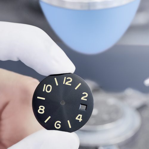 Die Indizes und arabischen Ziffern werden im Tampondruck aufgebracht. Die Indizes und arabischen Ziffern werden im Tampondruck aufgebracht.