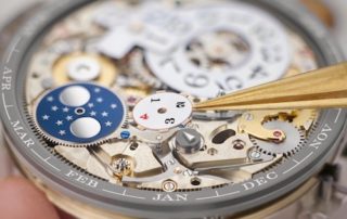 A. Lange & Söhne Lange 1 Tourbillon Ewiger Kalender, beim Kaliber L082.1 erfolgt die Montage der Schaltjahresanzeige. Die Scheibe mit den Ziffern 1 bis 4 wird auf die Antriebswelle aufgesetzt.