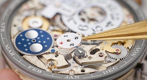 A. Lange & Söhne Lange 1 Tourbillon Ewiger Kalender, beim Kaliber L082.1 erfolgt die Montage der Schaltjahresanzeige. Die Scheibe mit den Ziffern 1 bis 4 wird auf die Antriebswelle aufgesetzt.