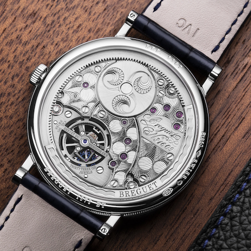 Das automatische Kaliber 581 ist aufwändig finissiert. Das automatische Kaliber 581 ist aufwändig finissiert.