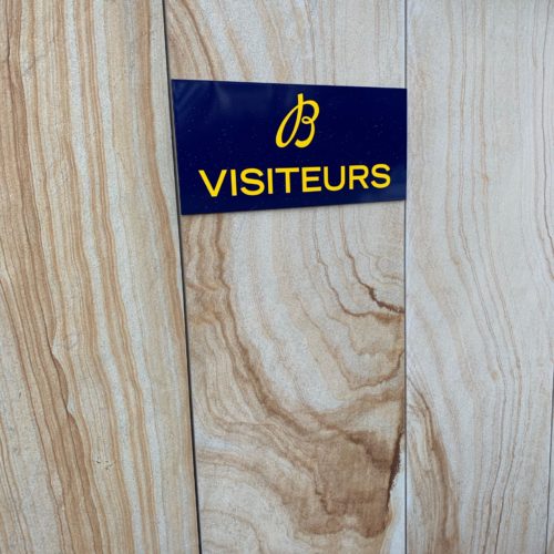 Das Besucherschild vor der Breitling Chronometrie . Das Besucherschild vor der Breitling Chronometrie .