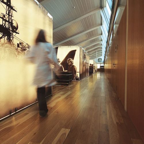 Die Innenräume des Chronometriegebäudes sind mit großformatigen Fotografien der Fliegerei gestaltet. Die Innenräume des Chronometriegebäudes sind mit großformatigen Fotografien der Fliegerei gestaltet.