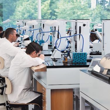 Während die Montage von Hand erfolgt, wird die Ölung und Rettung der Lager vollautomatisch vorgenommen. Während die Montage von Hand erfolgt, wird die Ölung und Rettung der Lager vollautomatisch vorgenommen.