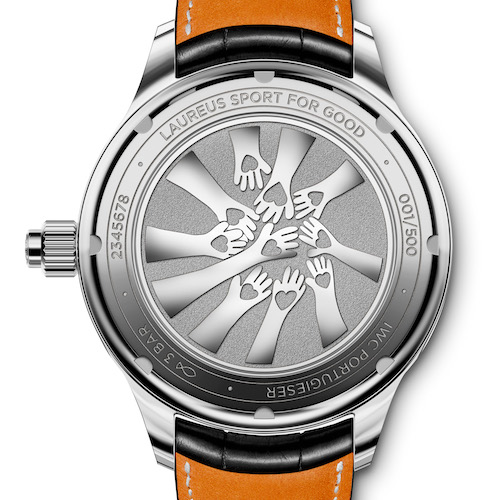 Die Rückseite des Portugieser Monopusher Chronographen von IWC ist mit einer Kinderzeichnung graviert. Die Rückseite des Portugieser Monopusher Chronographen von IWC ist mit einer Kinderzeichnung graviert.