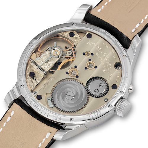 Das Unikat basiert auf einer Benu mit höchster Finissage des Handaufzugkalibers. Das Unikat basiert auf einer Benu mit höchster Finissage des Handaufzugkalibers.