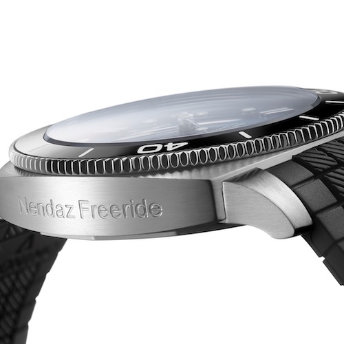 Das Logo des Nendaz-Freeride-Wettbewerbs ist auf dem Sichtboden aufgedruckt. Das Logo des Nendaz-Freeride-Wettbewerbs ist auf dem Sichtboden aufgedruckt.