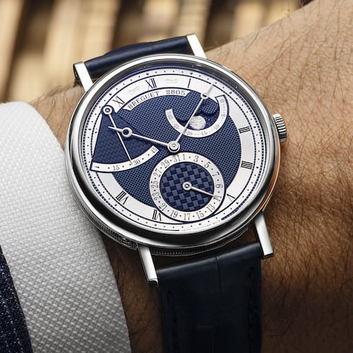 Vor einem Sternenhimmel zeichnet sich der Mond auf der Mondphasenanzeige ab. Vor einem Sternenhimmel zeichnet sich der Mond auf der Mondphasenanzeige ab.