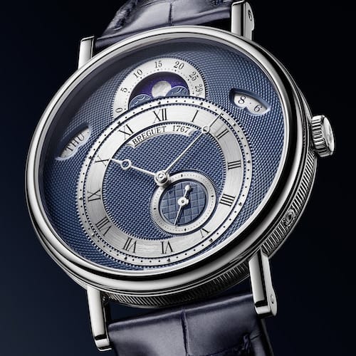 Das 18K Weißgoldgehäuse der Breguet Classique 7337 ist kanneliert. Das 18K Weißgoldgehäuse der Breguet Classique 7337 ist kanneliert.