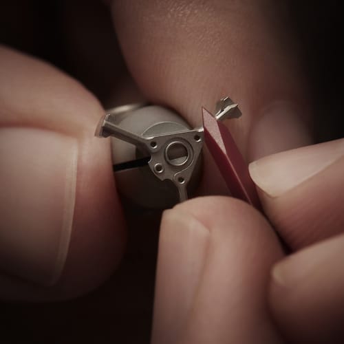 Das Abschrägen der Kanten des Automatikwerkes erfolgt per Hand. Das Abschrägen der Kanten des Automatikwerkes erfolgt per Hand.