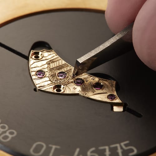 Das handgravierte Flaggschiff der französischen Marine ziert die Brücke des Uhrwerks. Das handgravierte Flaggschiff der französischen Marine ziert die Brücke des Uhrwerks.