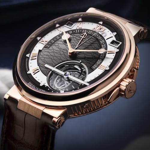 Wochentag und Monat des Ewigen Kalenders werden in kleinen Fenstern angezeigt. Wochentag und Monat des Ewigen Kalenders werden in kleinen Fenstern angezeigt.