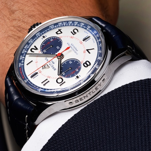 Die Bentley-Gravur auf einer Plakette an der Gehäuseseite. Die Bentley-Gravur auf einer Plakette an der Gehäuseseite.